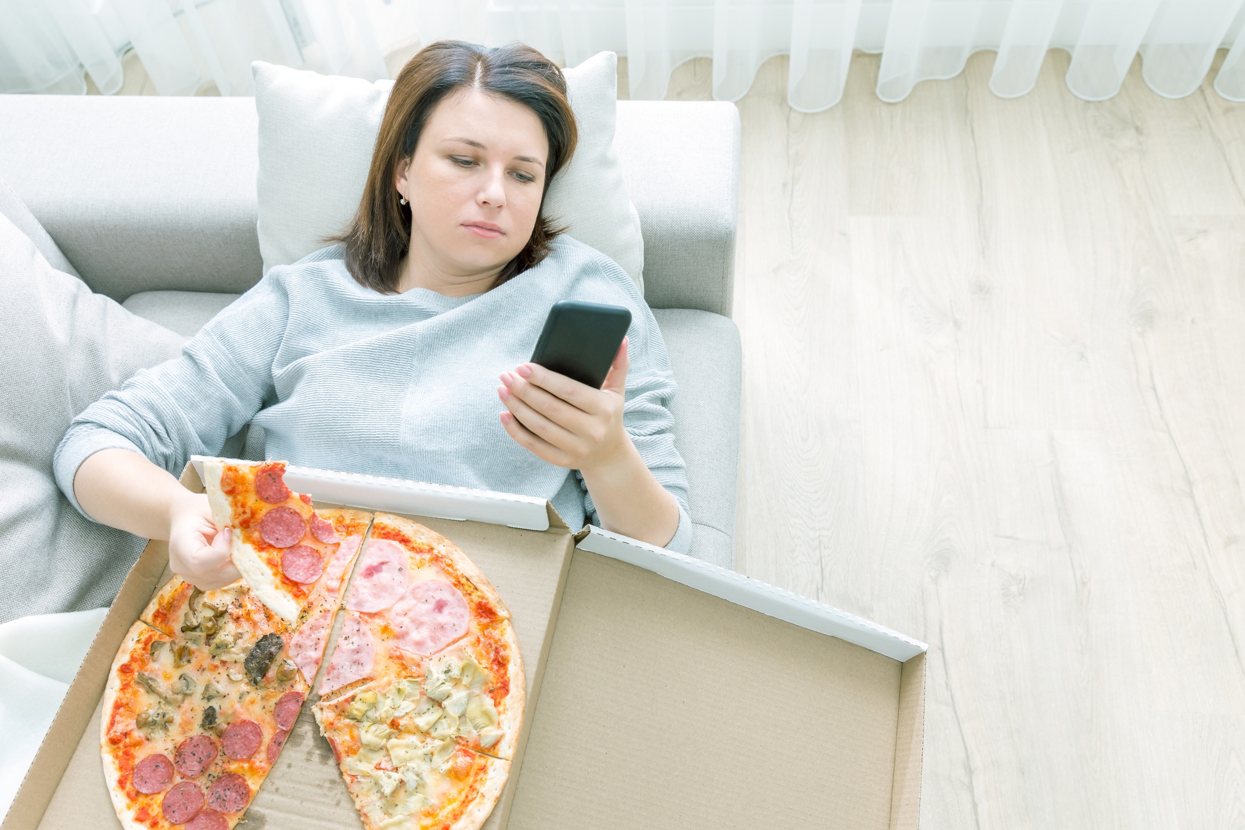 Dieta non equilibrata e sedentarietà sono tra i fattori che influenzano l'aumento di peso dopo la liposuzione.