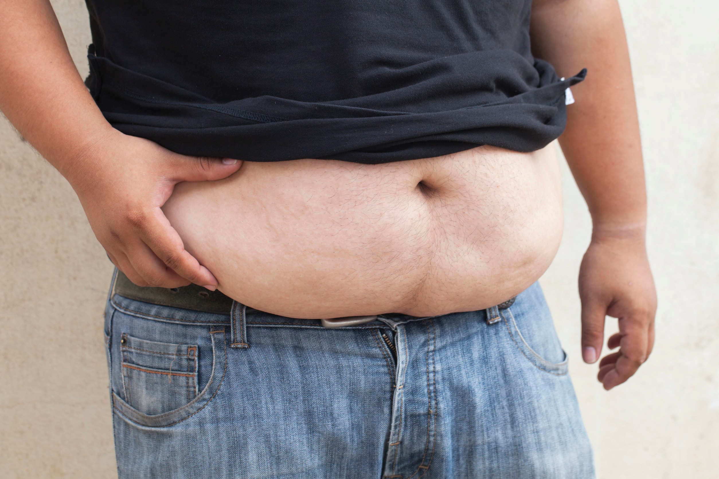 Immagine che rappresenta un uomo che sta considerando la liposuzione addominale.