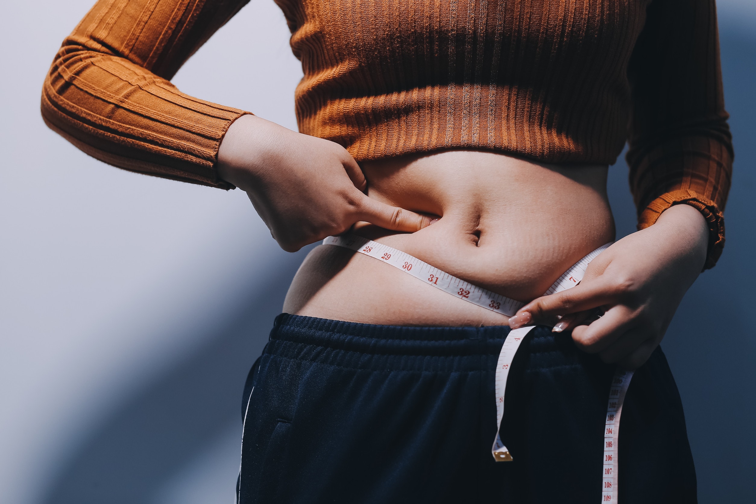 Un'immagine che illustra i cambiamenti corporei dopo la liposuzione, mostrando la possibilità di ingrassare dopo l'intervento.