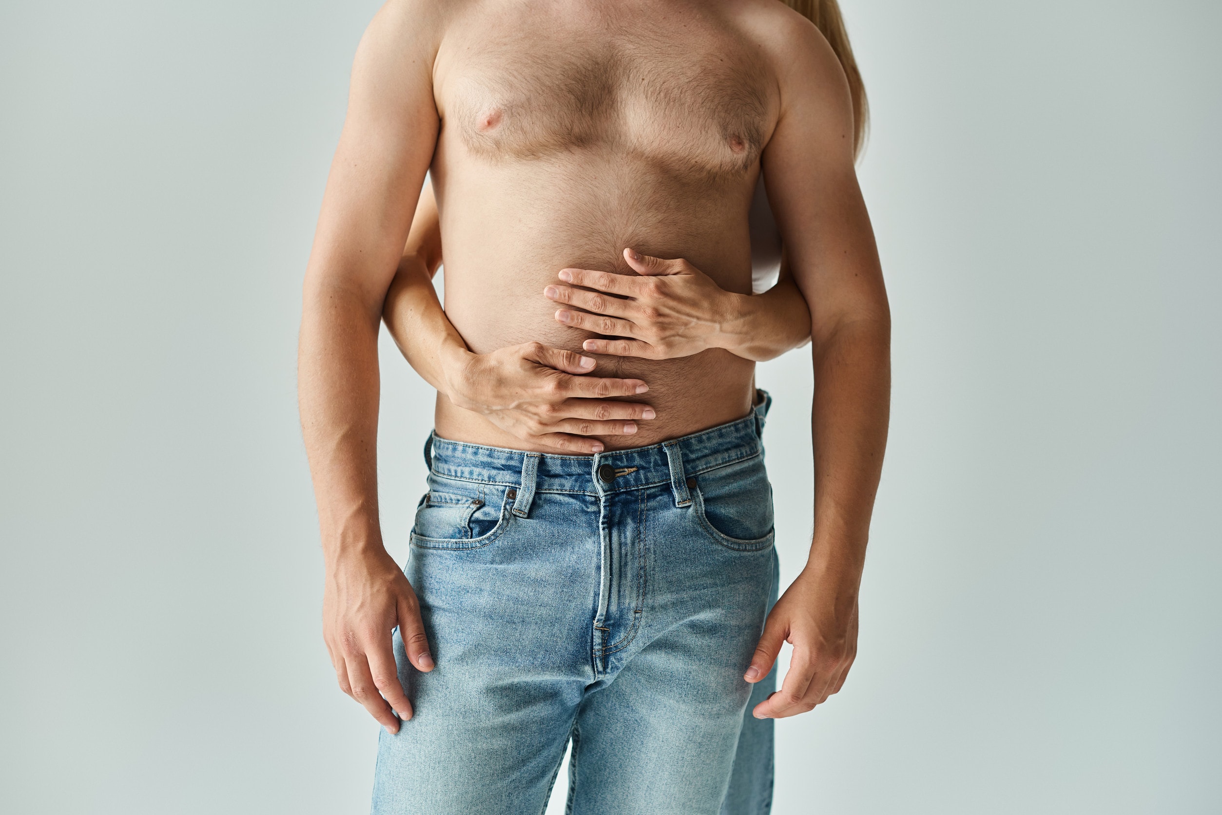 Vantaggi della liposuzione addominale maschile.