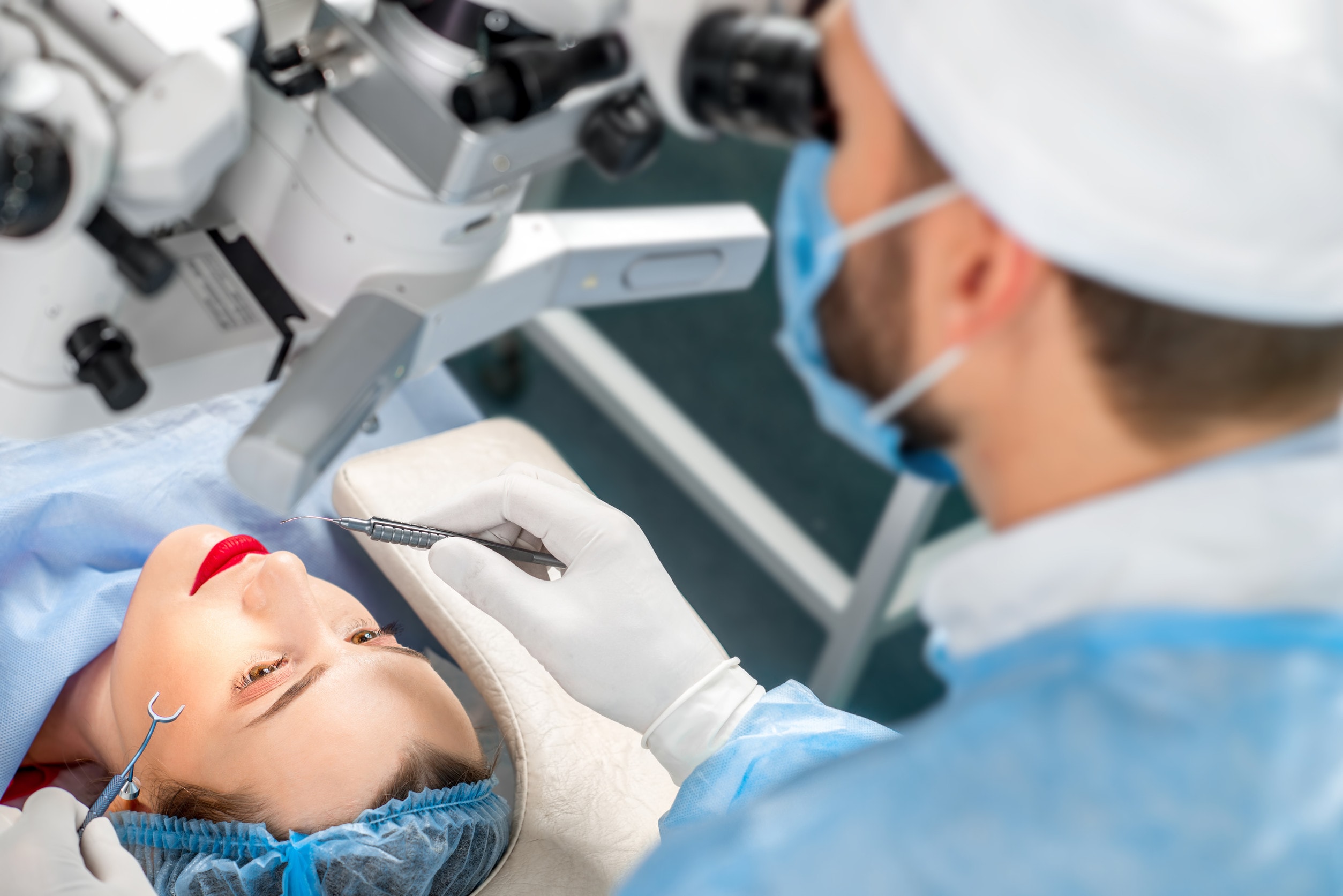 Un'immagine che mostra il processo di blefaroplastica laser durante l'intervento.