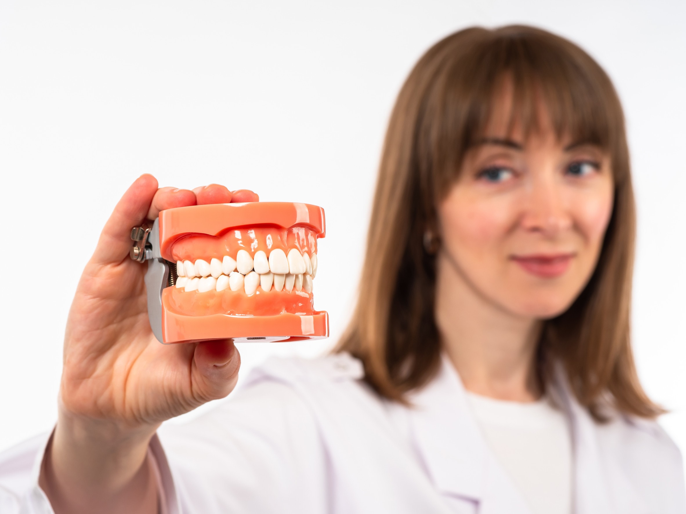 Un impianto dentale completo rappresentato con un modellino.