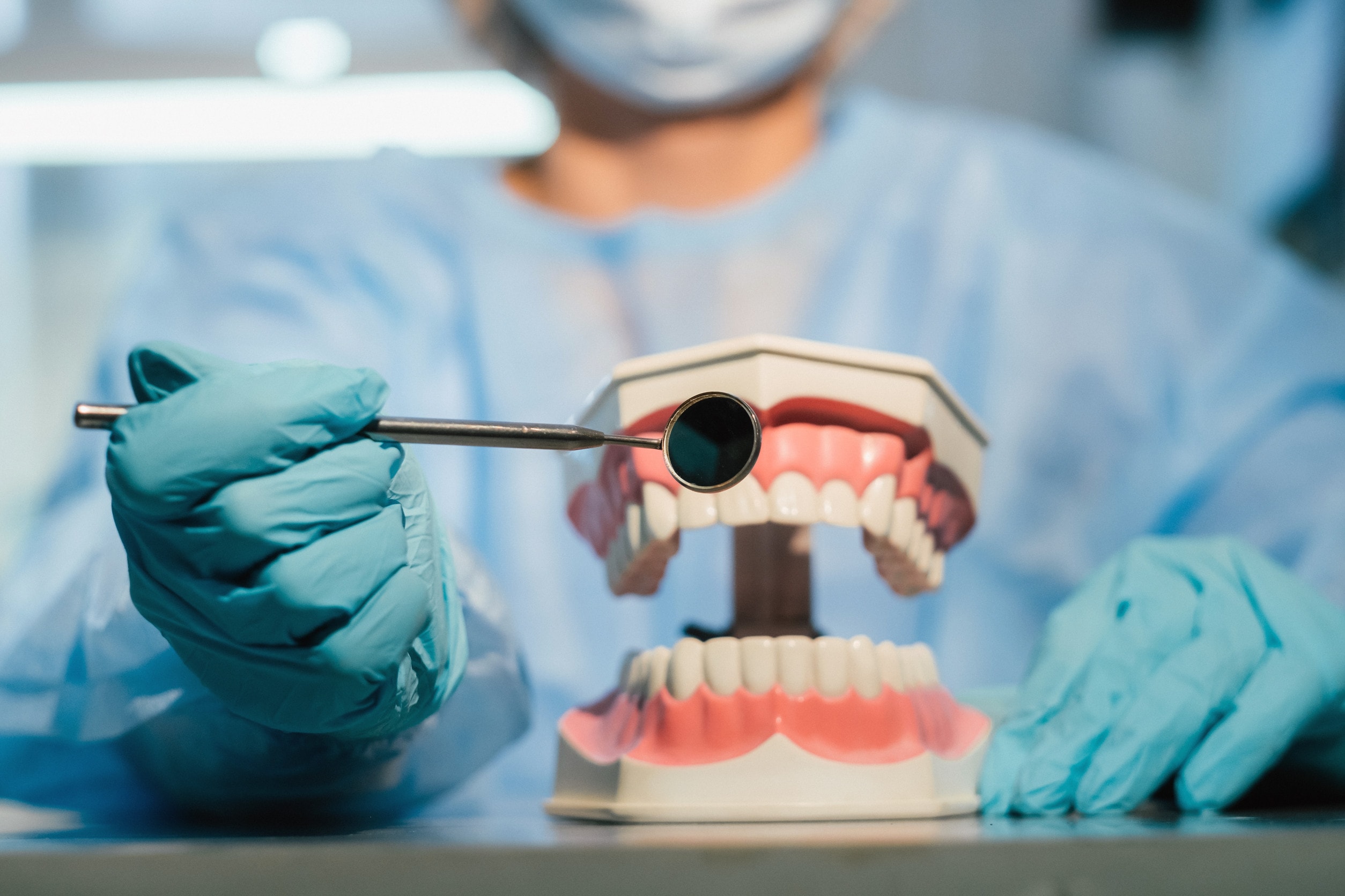 Un impianto dentale a carico immediato illustrato con dettagli sulla sua struttura.