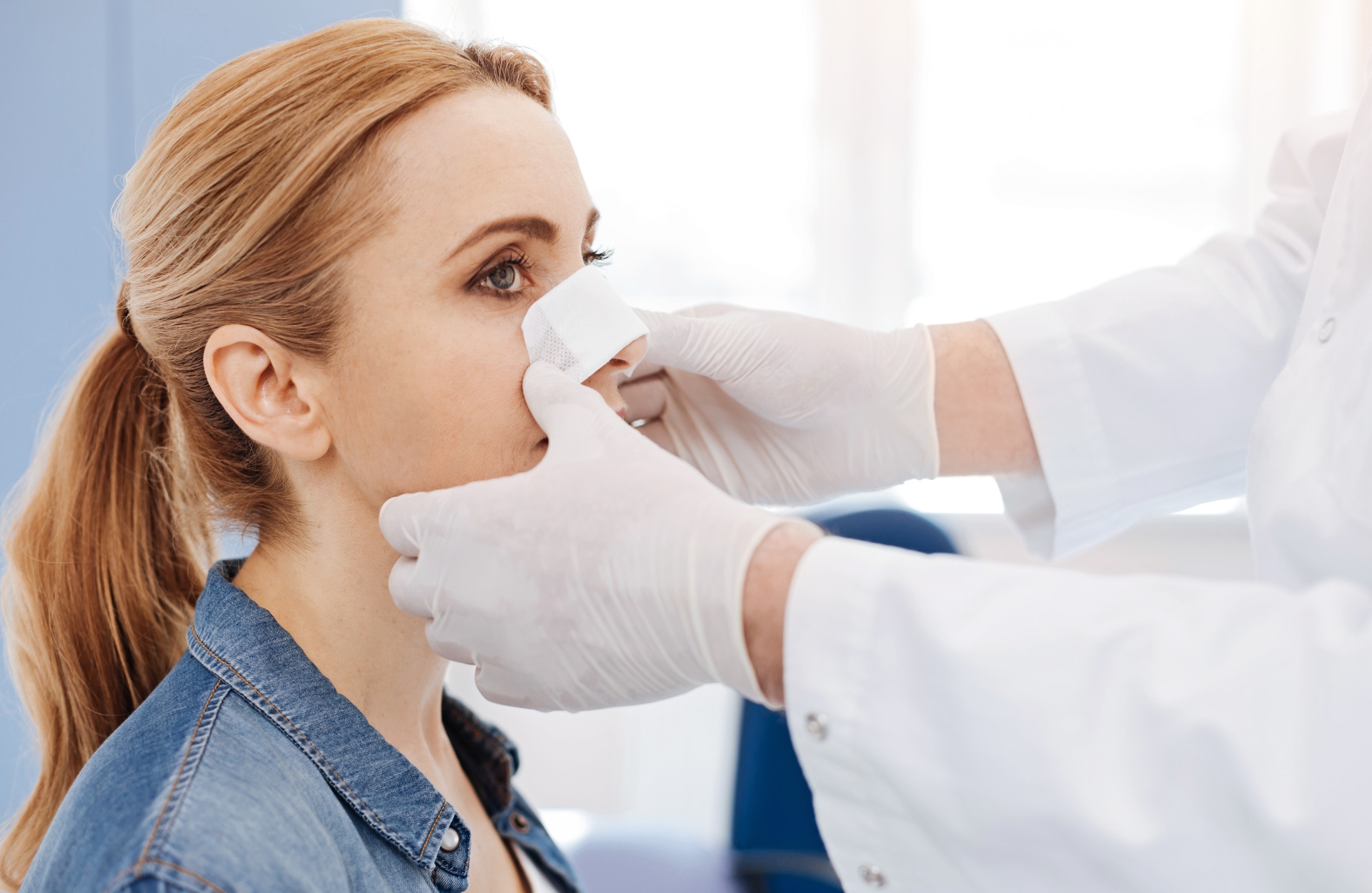 Cura post-operatoria per un buon assestamento naso dopo la rinoplastica.