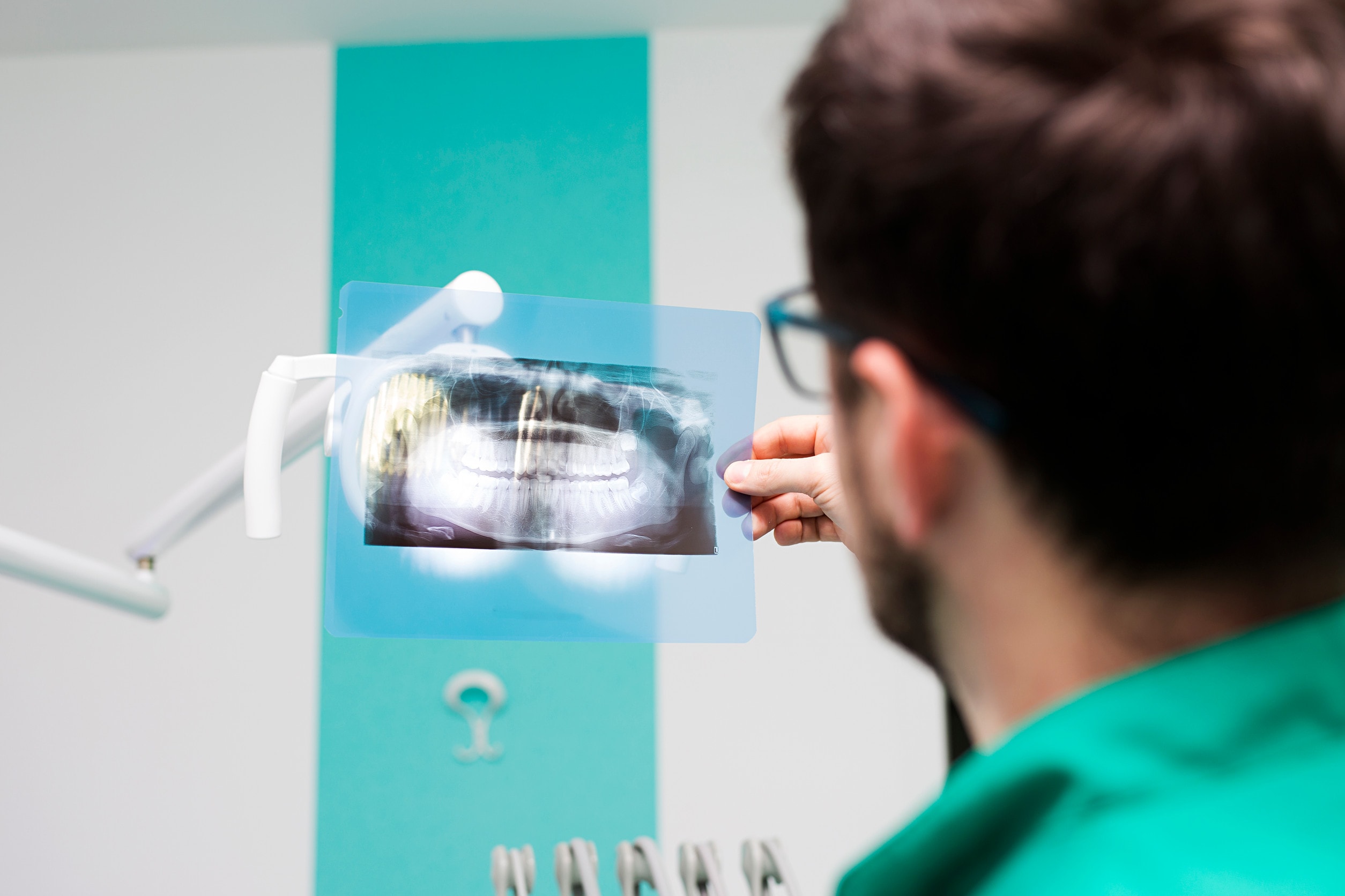 Procedura di inserimento di un impianto dentale singolo con un dentista al lavoro.