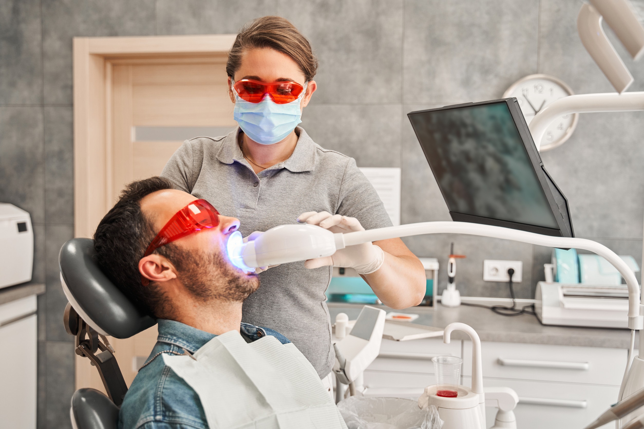 Innovazioni tecnologiche nell'implantologia e il loro impatto sulla durata degli impianti dentali.