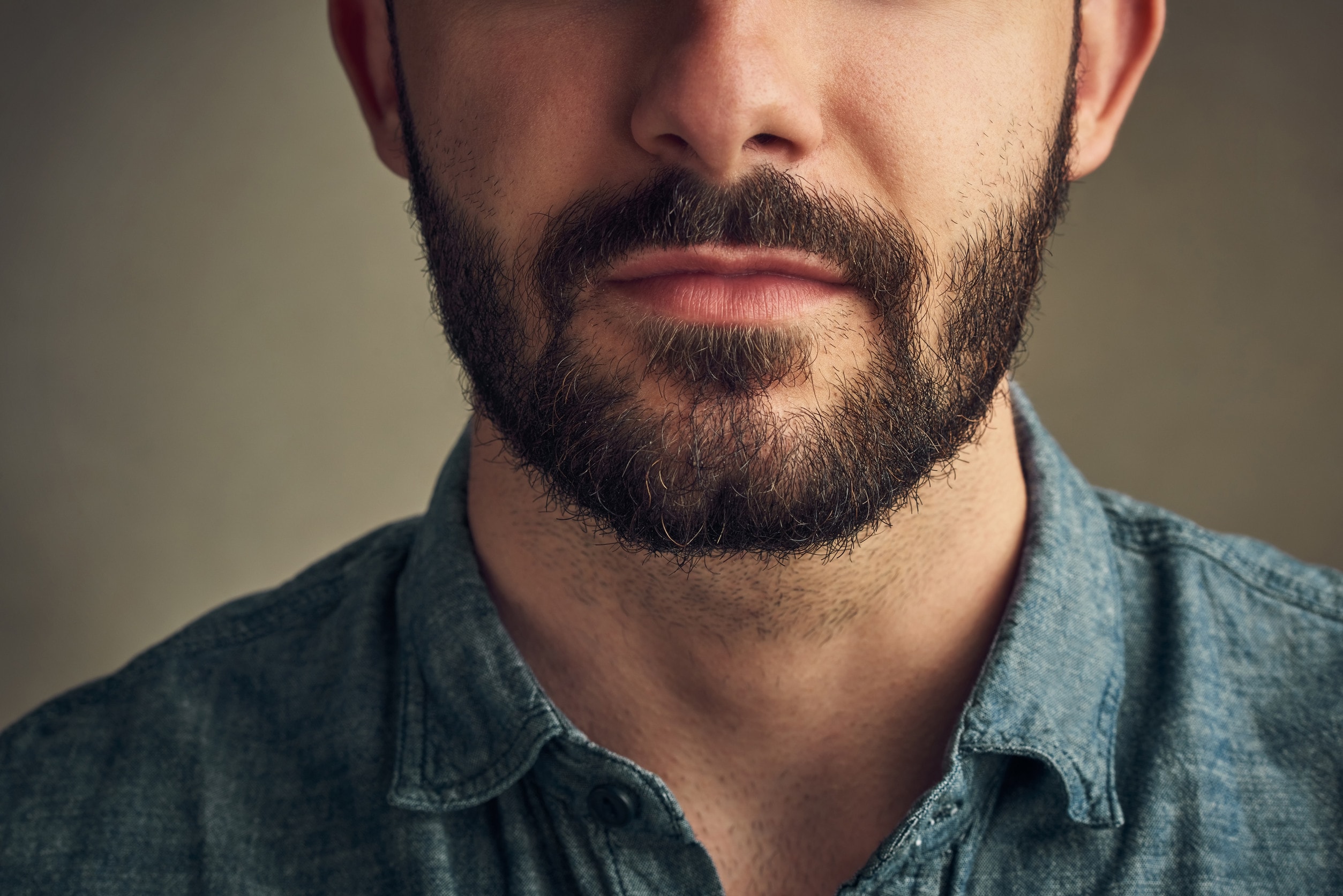 Un uomo che si è sottoposto a trapianto di barba