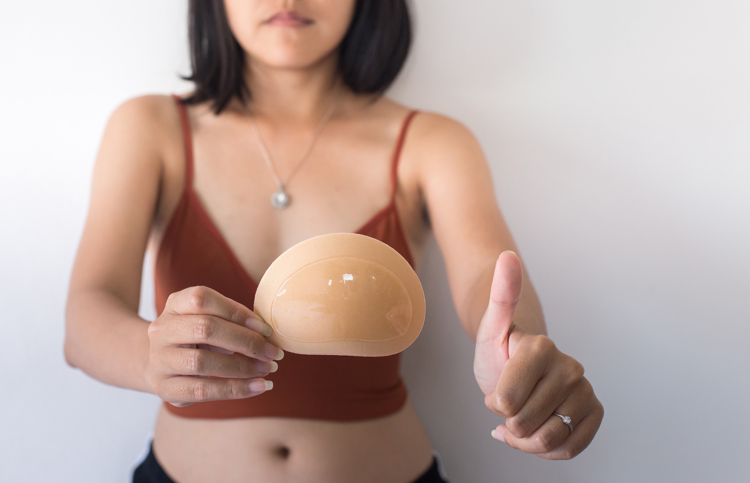 Un'immagine che mostra le protesi utilizzate nella mastoplastica additiva dual plane.