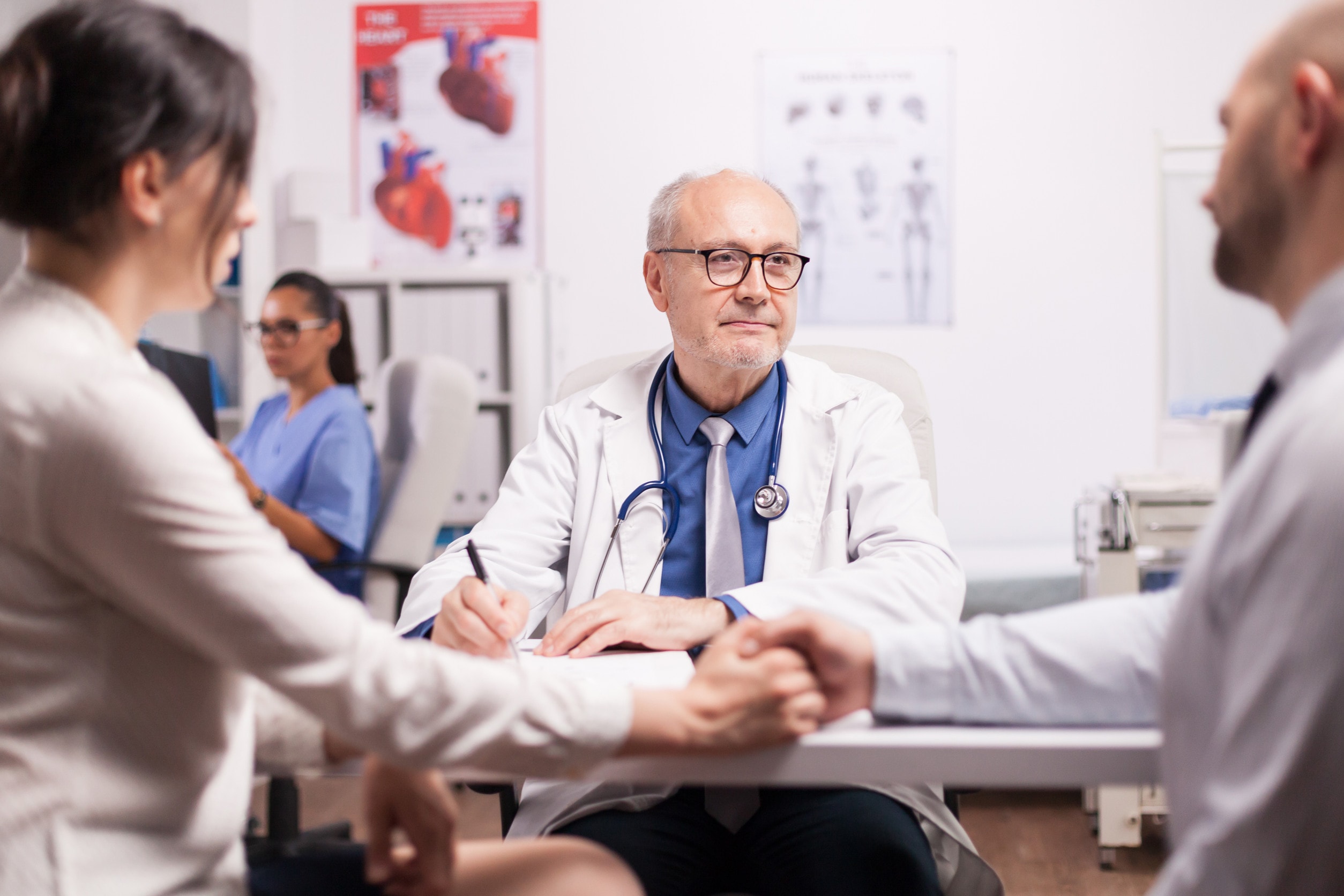 Istruzioni post operatorie per la rinoplastica con indicazioni su come prendersi cura del naso.