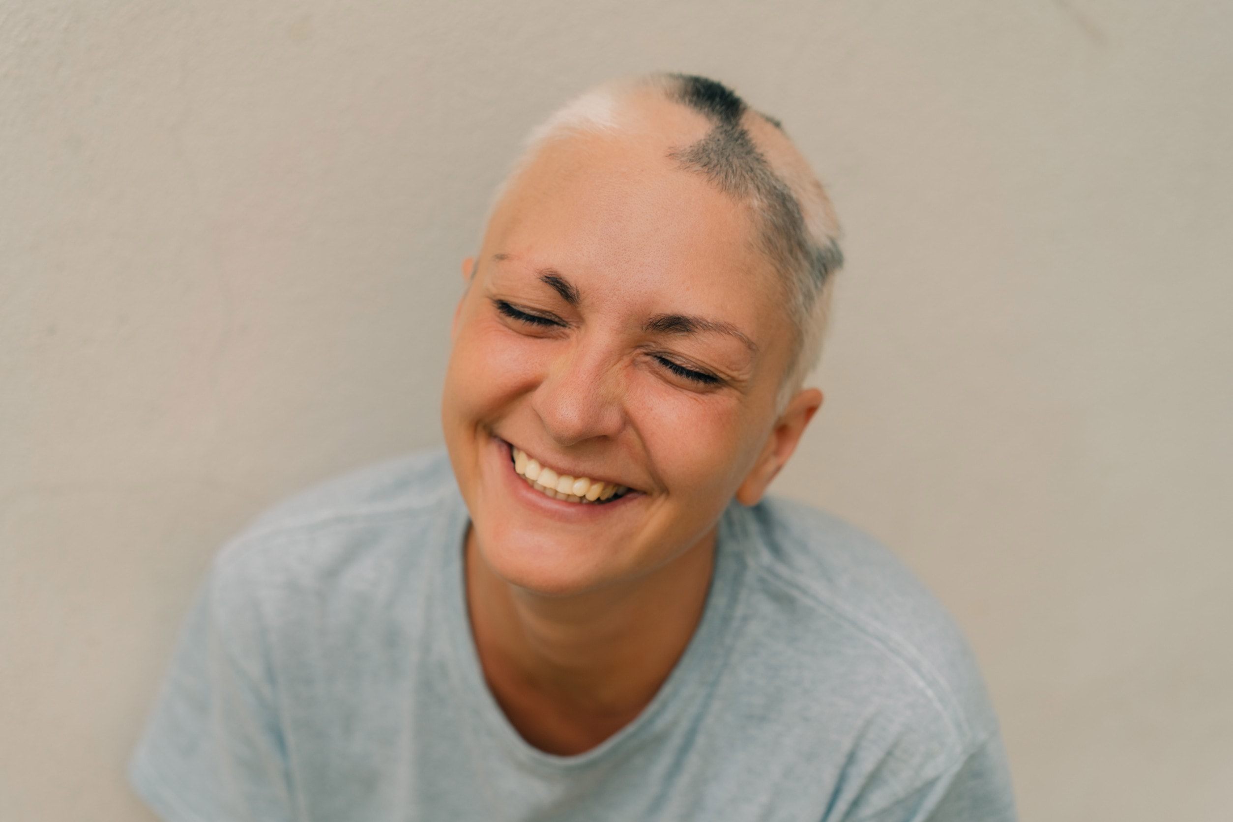 Una donna che affronta l'alopecia menopausale con determinazione.