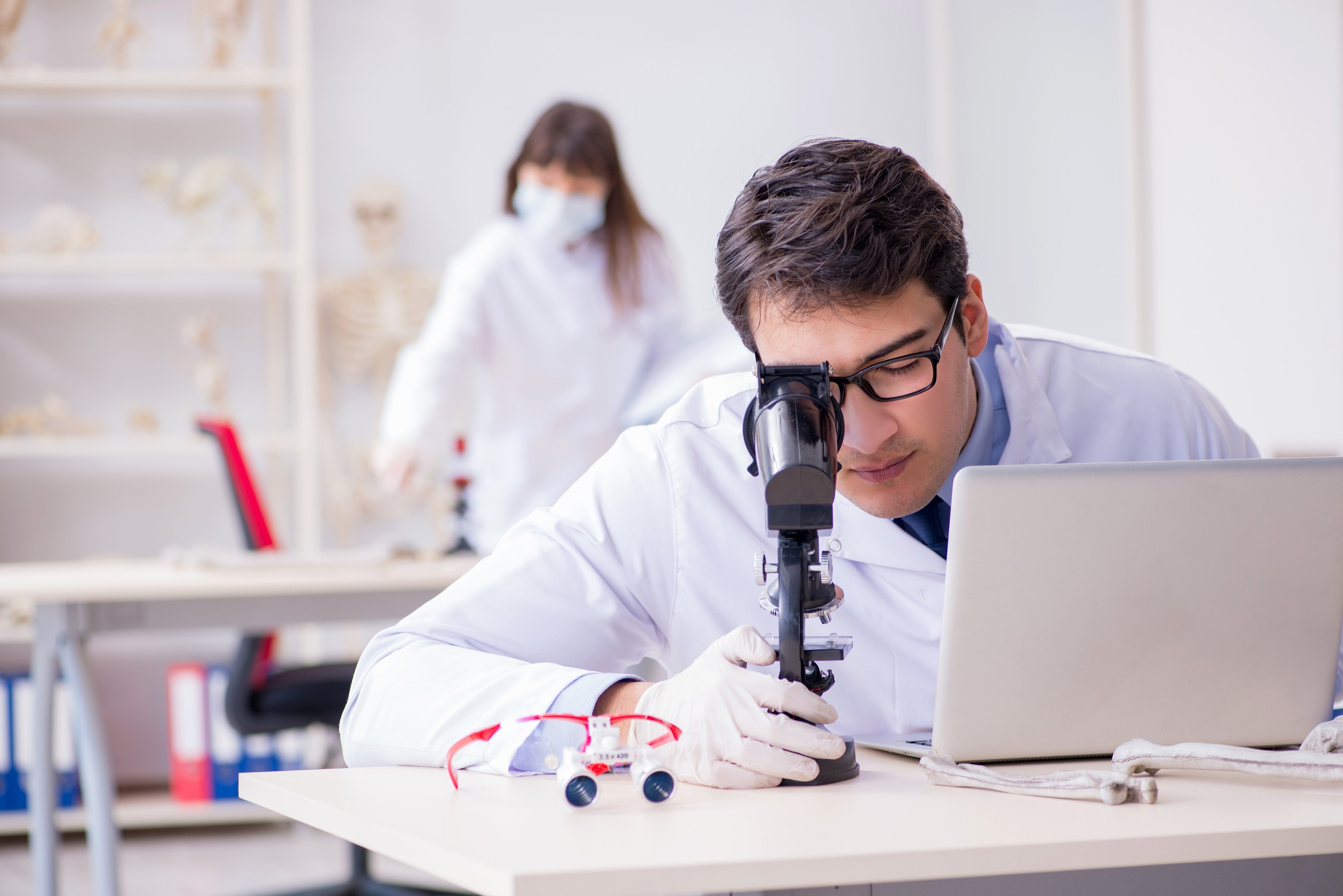 Diverse tecniche di trapianto di capelli, con un medico chirurgo al lavoro.