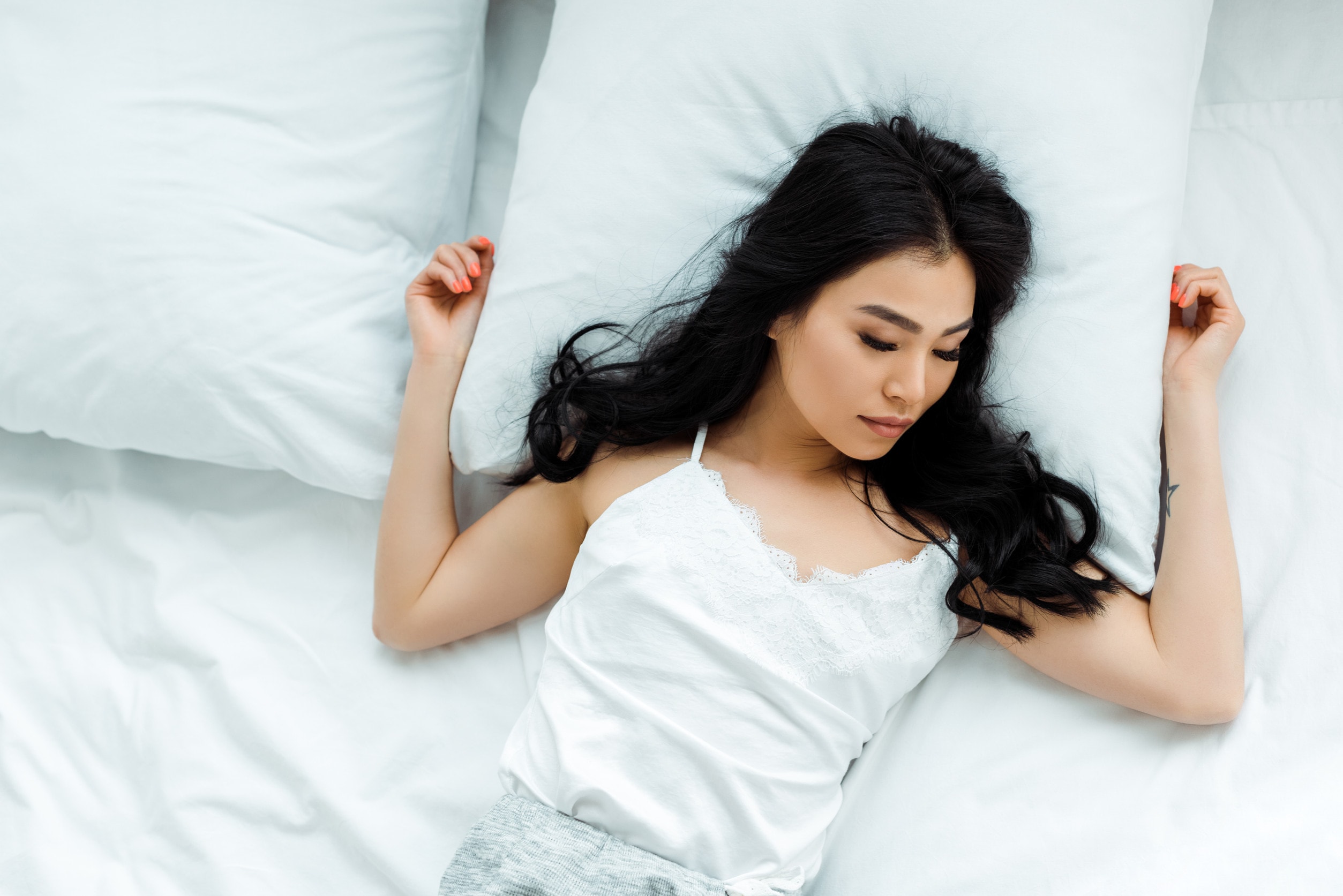 Posizione corretta per dormire dopo la rinoplastica per evitare complicazioni.
