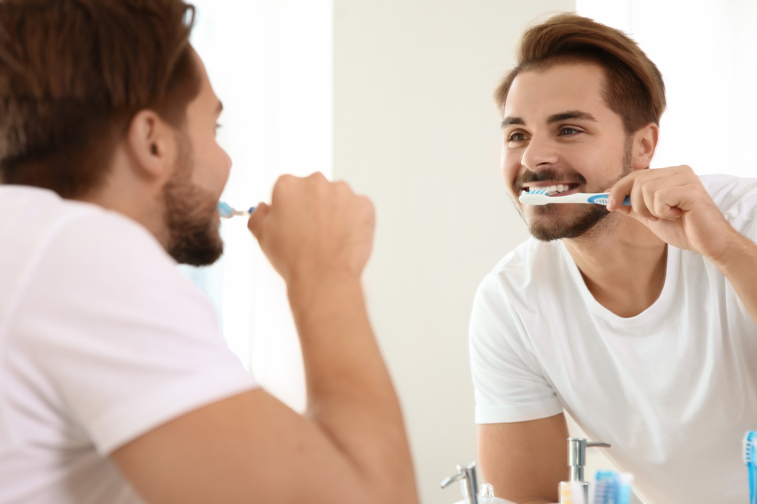 Routine di igiene orale per mantenere la durata degli impianti dentali.