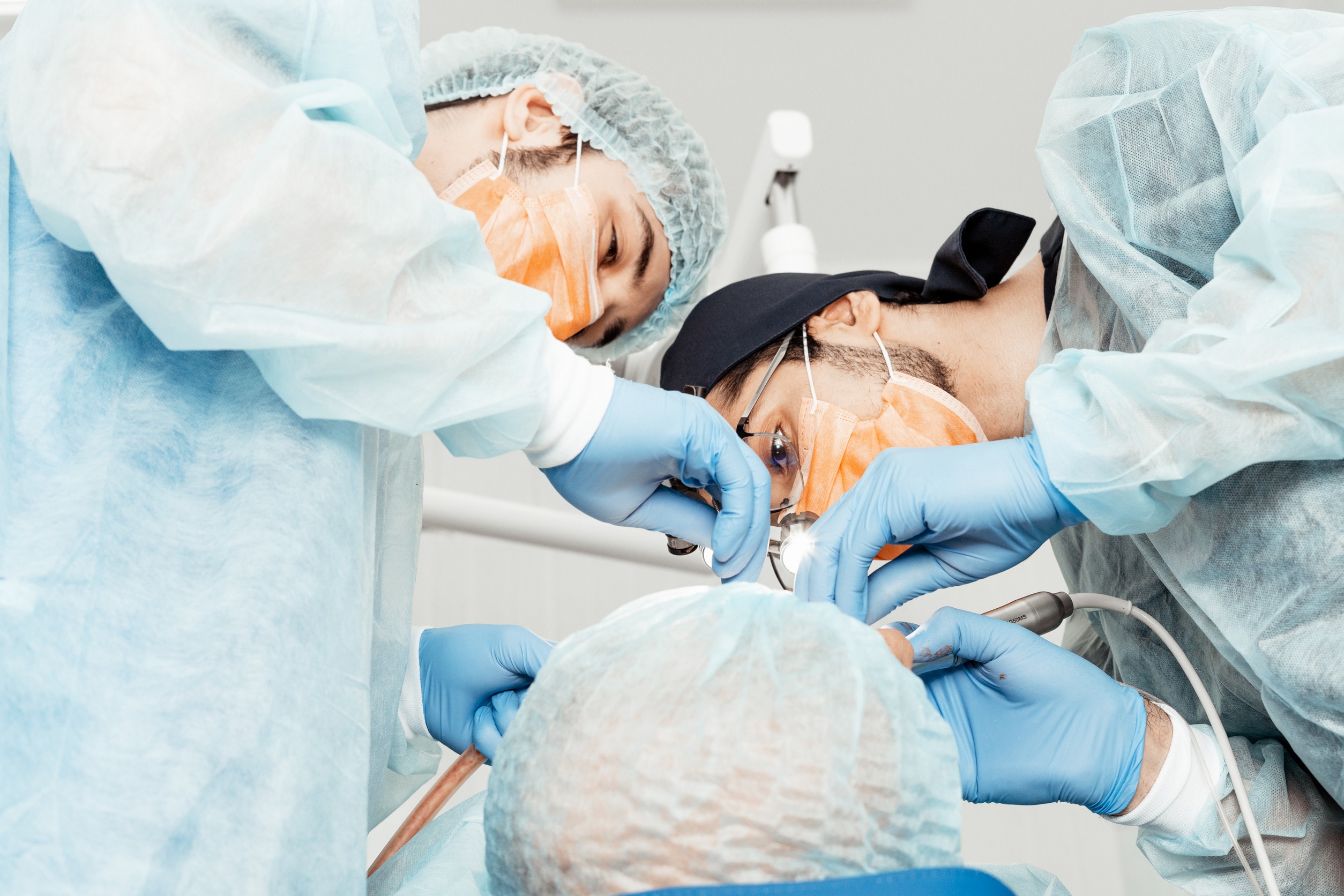 Fasi dell'intervento di rinoplastica ultrasonica, con strumenti chirurgici in vista.